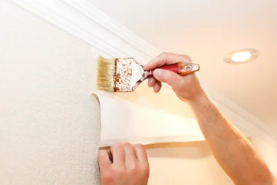 Pose de papier peint à Bessans — revêtements muraux et toiles de verre